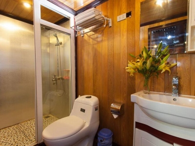 du-thuyen-golden-star-bathroom